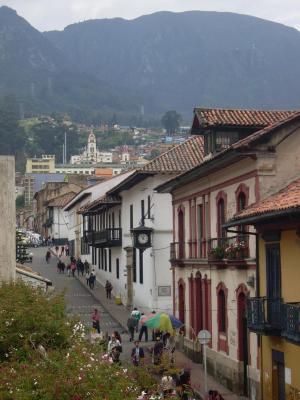 Hier befindet sich der Kern der Altstadt mit der Palza de Bolívar, zahlreichen Museen, Restaurants, Cafés und wunderschönen Häusern aus der Kolonialzeit. 